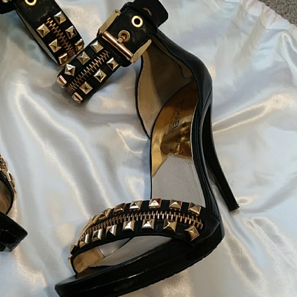 RARE **MICHAEL KORS~ HOT~GOLD STUDDED LEATHER HEELS 9.5 - Picture 1 of 6